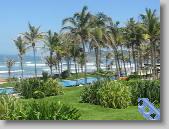 Video of kilometric pool and ocean.