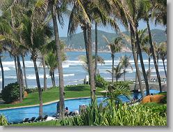 Kilometric pool and ocean.